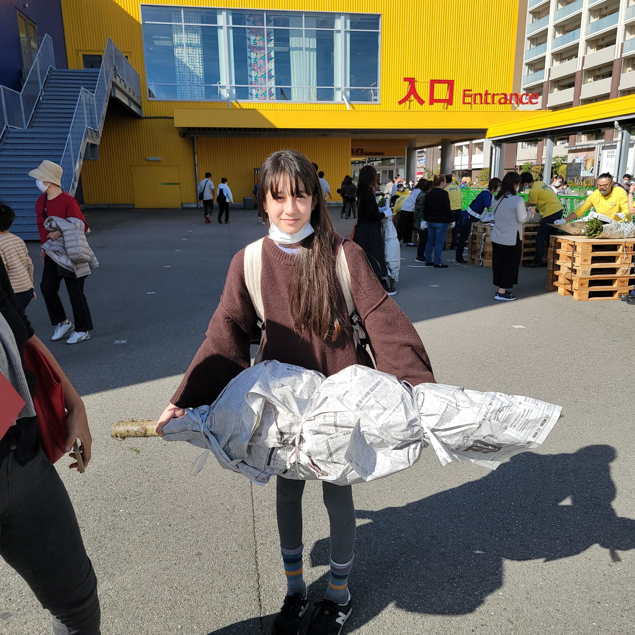 Kat with the IKEA Christmas tree, wrapped in newspaper